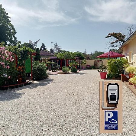 Une Pause Quelque Part Avec Recharge Pour Voiture Electrique Saint-Medard-de-Guizieres Eksteriør bilde