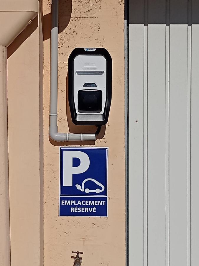 Une Pause Quelque Part Avec Recharge Pour Voiture Electrique Saint-Medard-de-Guizieres Eksteriør bilde