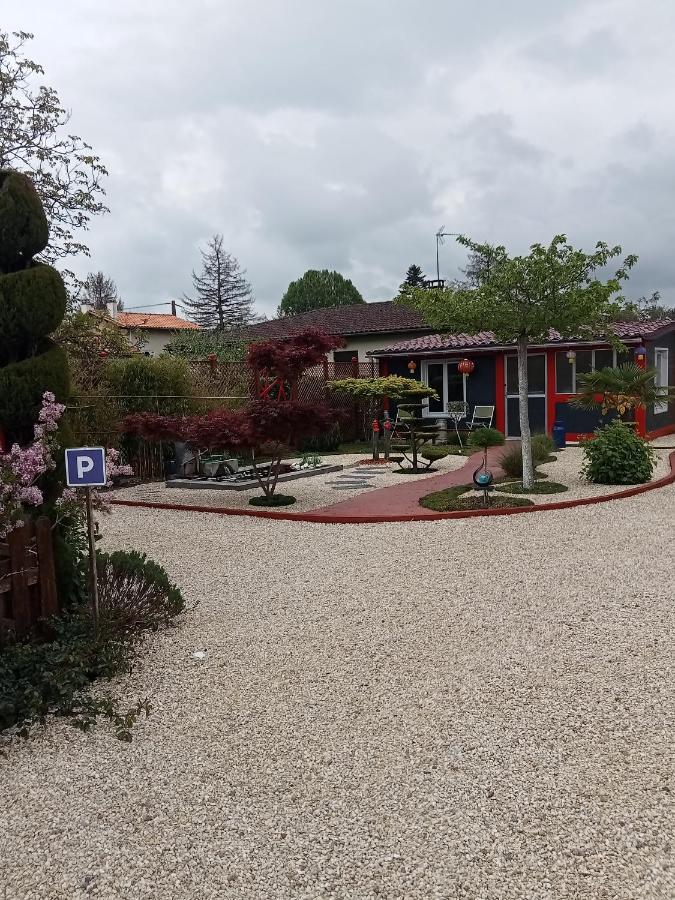 Une Pause Quelque Part Avec Recharge Pour Voiture Electrique Saint-Medard-de-Guizieres Eksteriør bilde