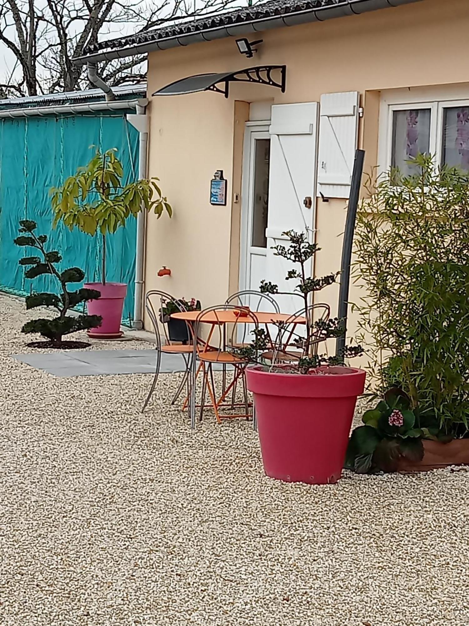 Une Pause Quelque Part Avec Recharge Pour Voiture Electrique Saint-Medard-de-Guizieres Eksteriør bilde