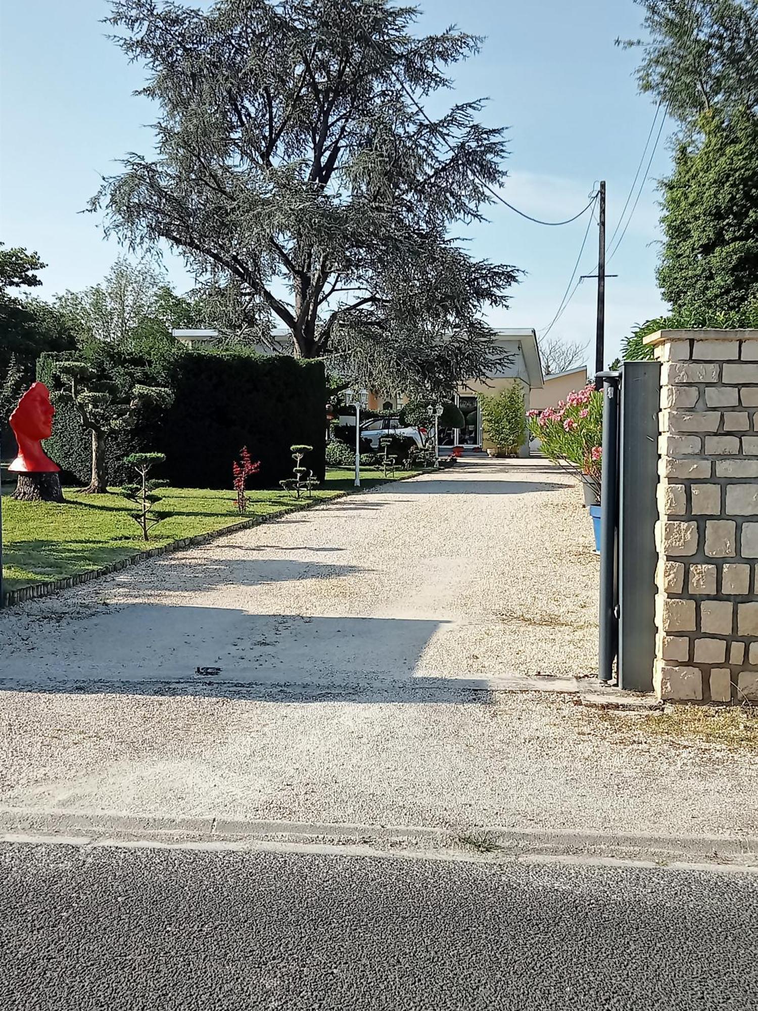 Une Pause Quelque Part Avec Recharge Pour Voiture Electrique Saint-Medard-de-Guizieres Eksteriør bilde