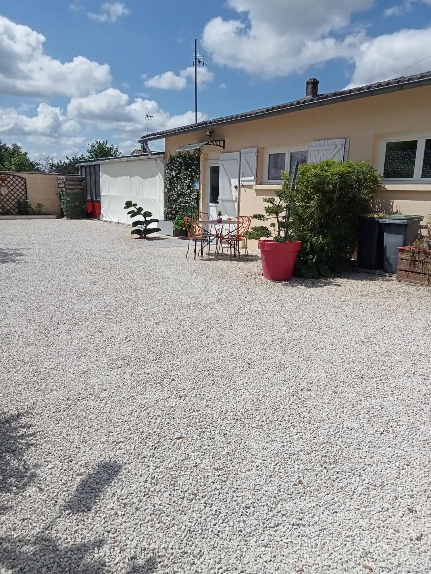 Une Pause Quelque Part Avec Recharge Pour Voiture Electrique Saint-Medard-de-Guizieres Eksteriør bilde