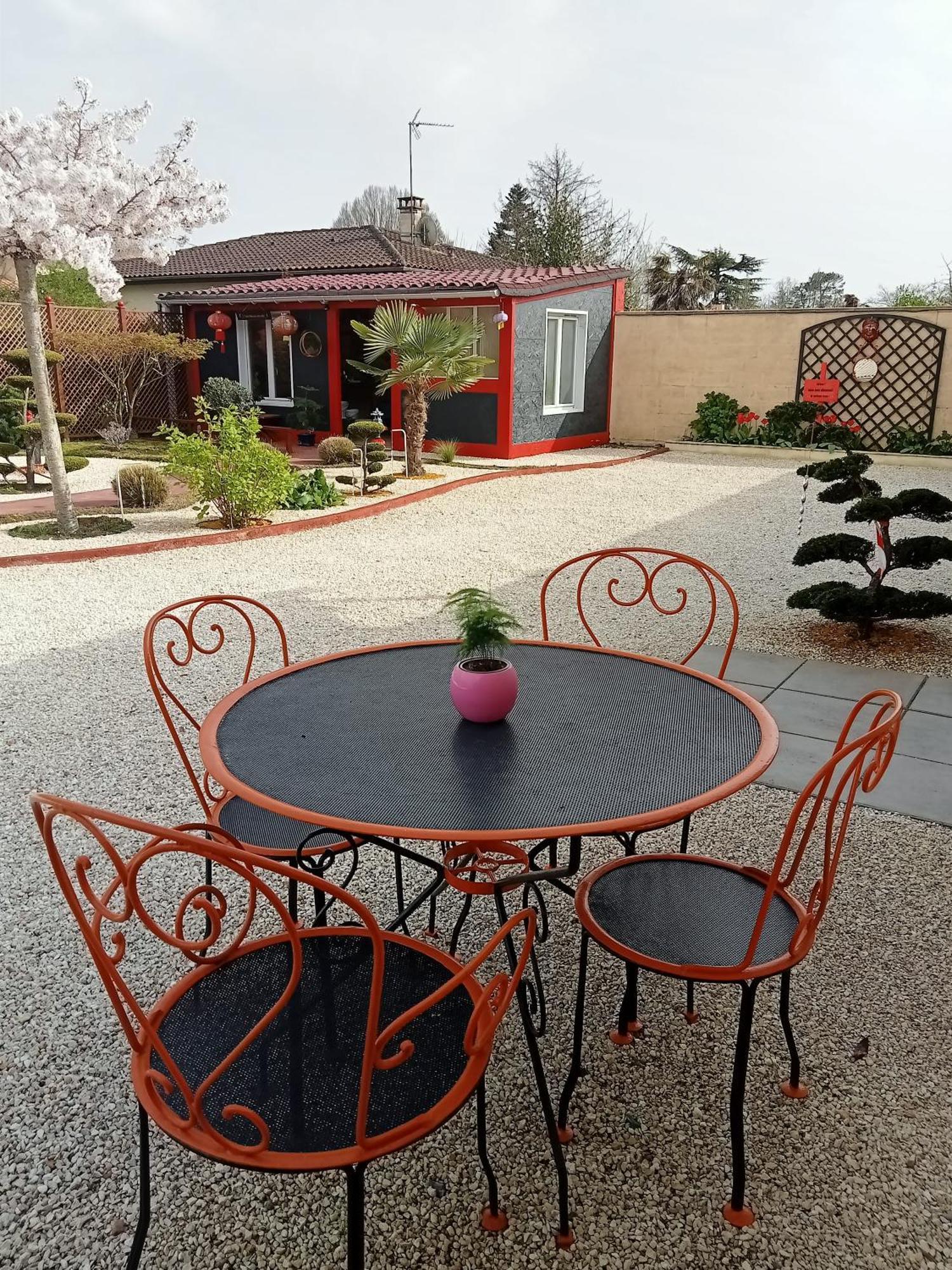 Une Pause Quelque Part Avec Recharge Pour Voiture Electrique Saint-Medard-de-Guizieres Eksteriør bilde